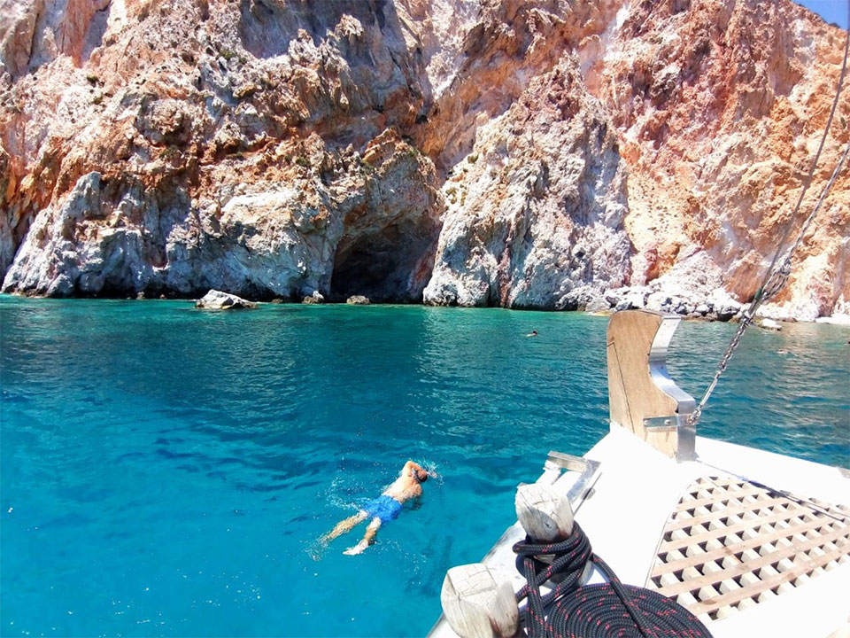 Daily cruises to Sifnos and Polyaigos with Aegeas