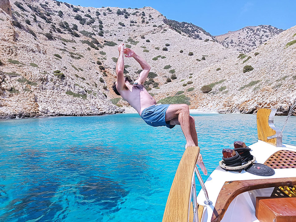 Diving from Aegeas boat in Sifnos