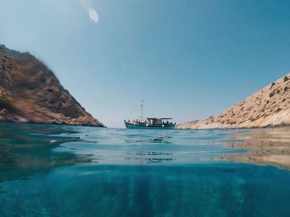 Sailing around Sifnos with Aegeas boat